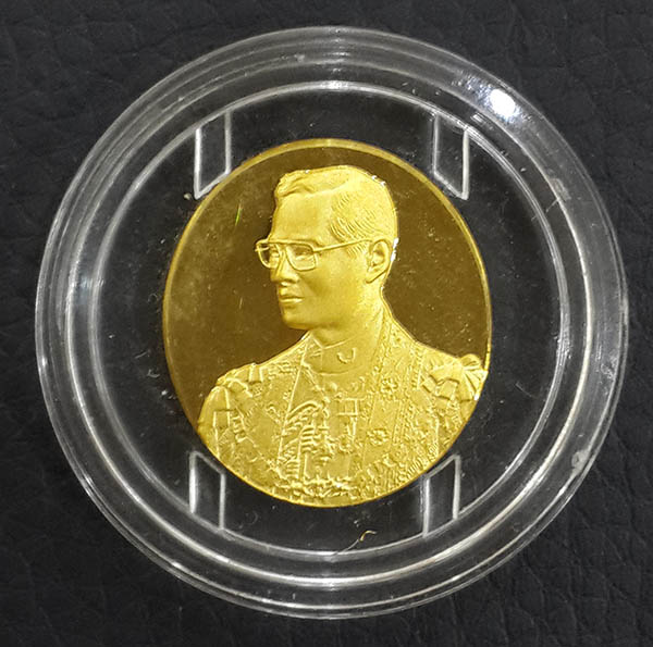 เหรียญที่ระลึกเฉลิมพระชนมพรรษา 72 พรรษา ปี2542 โฮโลแกรมรุ่นแรก เนื้อทองคำ พิมพ์เล็ก สวยครบชุด