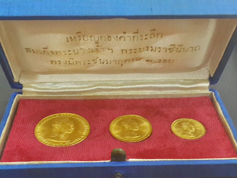เหรียญทองคำ 3 รอบ ราชินี ปี2511 ครบชุด ใหญ่ กลาง เล็ก  สภาพสวยพร้อมกล่องผ้าไหมเดิมๆ หายากมาก
