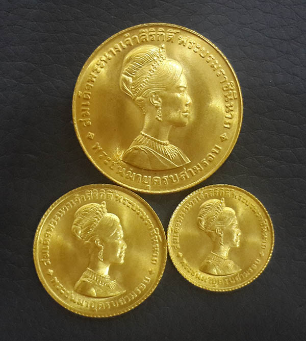 เหรียญทองคำ 3 รอบ ราชินี ปี2511 ครบชุด ใหญ่ กลาง เล็ก  สภาพสวยพร้อมกล่องผ้าไหมเดิมๆ หายากมาก 1