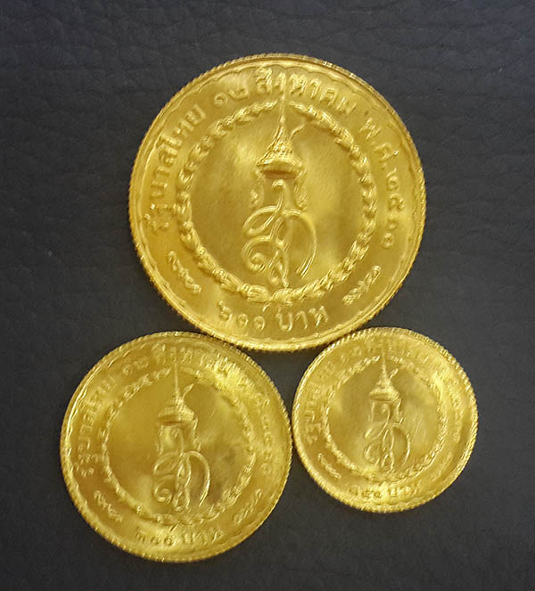 เหรียญทองคำ 3 รอบ ราชินี ปี2511 ครบชุด ใหญ่ กลาง เล็ก  สภาพสวยพร้อมกล่องผ้าไหมเดิมๆ หายากมาก 2