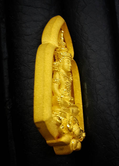 เหรียญพระแก้วมรกต ภปร. ทรงซุ้ม เนื้อทองคำ 12.8 กรัม ปี2547 ร.พ.ภูมิพล สภาพสวยเดิมๆ หายากมากครับ 1