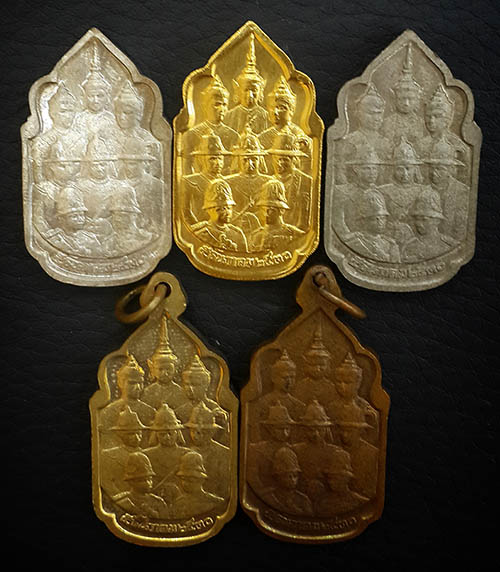 เหรียญนวมหาราช ปี 2530 ครบชุด เนื้อทองคำ เงิน นวะ ทองแดง บรอนซ์ สภาพเดิมๆ สวยมากพร้อมกล่อง หายากมากๆ 1