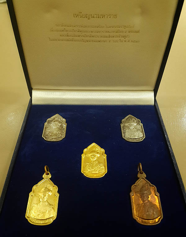 เหรียญนวมหาราช ปี 2530 ครบชุด เนื้อทองคำ เงิน นวะ ทองแดง บรอนซ์ สภาพเดิมๆ สวยมากพร้อมกล่อง หายากมากๆ 2