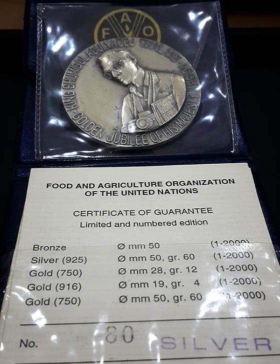 เหรียญอะกริคอลา FAO ปี 2538 เนื้อเงิน ขนาด 5 ซม. สภาพสวยมากพร้อมซองและใบเซอร์ ผลิตทีโรงกษาปณ์อิตาลี 3