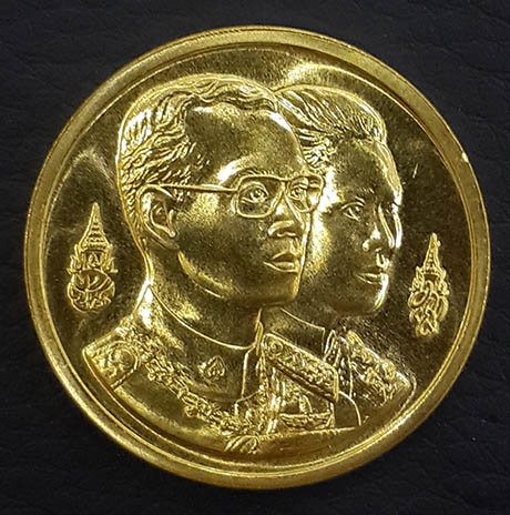 เหรียญในหลวง-ราชินี ทอง 1 บาท ที่ระลึกพระมหาธาตุเจดีย์ มหามงคล 60 พรรษา กองทัพอากาศ สวยมากพร้อมกล่อง