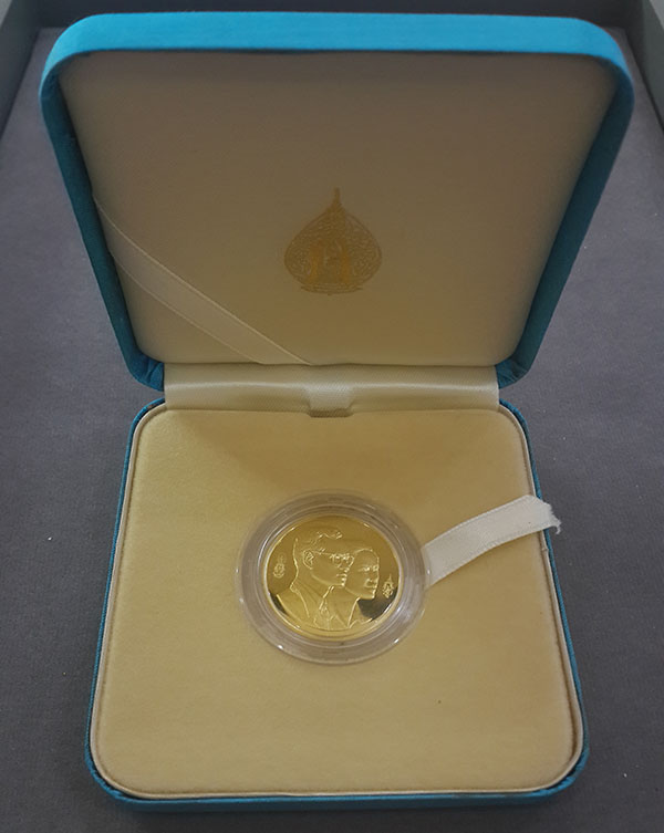 เหรียญที่ระลึกสวนหลวง ร.9 ในหลวงฯ พระราชินีฯ ปี2535 เนื้อทองคำขัดเงา สภาพสวยพร้อมกล่องเดิมๆ หายาก 2