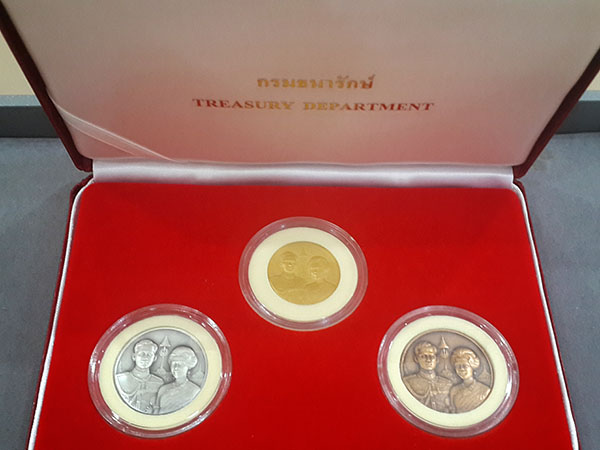 เหรียญที่ระลึกครบ 50ปี ราชาภิเษกสมรส ครบชุด เนื้อทองคำ เงิน และทองแดง ปี2543 สภาพสวยเดิมๆ หายากมาก 2