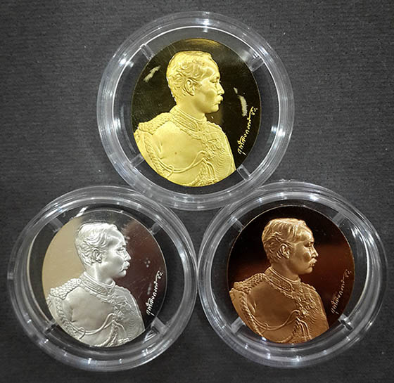 เหรียญที่ระลึก ร.5 หลังจปร โมเน่ เดอร์ ปารีส ปี 39 เนื้อทองคำขัดเงา เงิน บรอนซ์ พร้อมกล่องและใบเซอร์