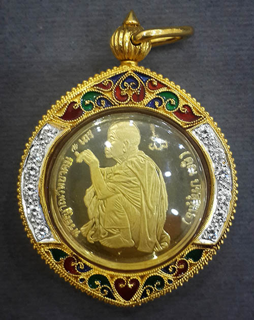 เหรียญหลวงพ่อคูณ หลัง ส.ก. วัดบ้านไร่ ปี๓๖ เนื้อทองคำ ล้อมกรอบทองฝังเพชร หนัก ๒๙ กรัม พร้อมกล่องเดิม