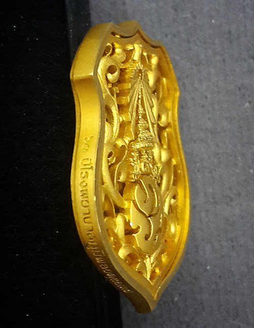 เหรียญพระพุทธรูปคุ้มเกล้าฯ ภปร. รูปอาร์ม เนื้อทองคำ ๖๐ปี ร.พ.ภูมิพล ปี๒๕๕๒ พิธีวัดพระแก้ว สร้างน้อย 2