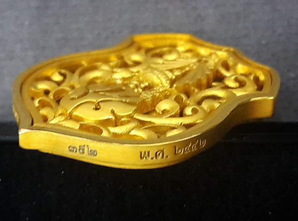 เหรียญพระพุทธรูปคุ้มเกล้าฯ ภปร. รูปอาร์ม เนื้อทองคำ ๖๐ปี ร.พ.ภูมิพล ปี๒๕๕๒ พิธีวัดพระแก้ว สร้างน้อย 3