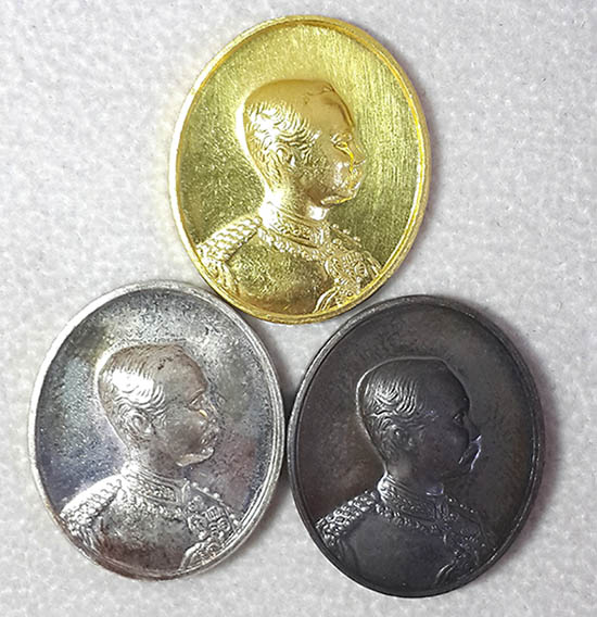 เหรียญเสด็จ ร.5 เหรียญปิยมหาราชานุสรณ์ ๒๕๕๐ สมาคมนิสิตเก่าจุฬาฯ ทองคำ เงิน นวโลหะ พร้อมกล่องเดิมๆ