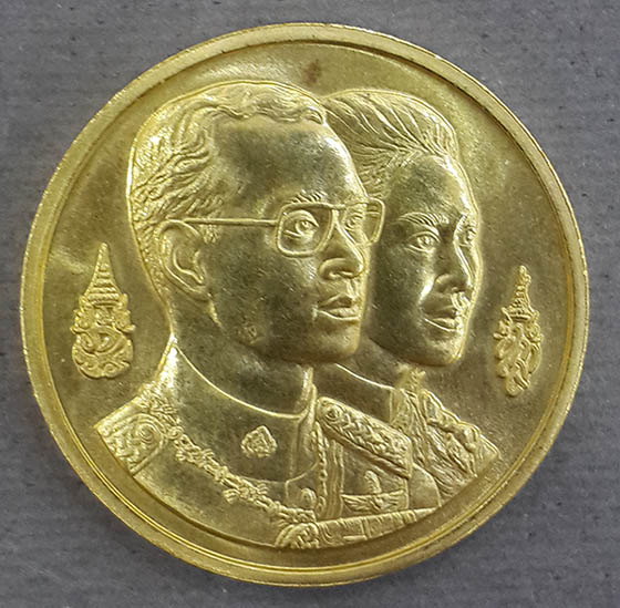 เหรียญในหลวง-ราชินี  ที่ระลึกพระมหาธาตุเจดีย์ เนื้อทองคำพิมพ์ใหญ่ หนัก 2 บาท  ปี2535 พร้อมกล่องเดิมๆ