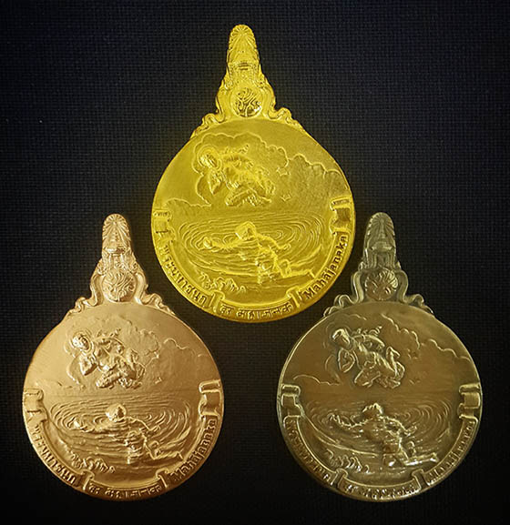 เหรียญพระมหาชนกชุดทองคำใหญ่ (ทองคำ นาค เงิน) พร้อมหนังสือครบชุด สภาพสวยเดิมๆ นิยม หายากมาก 1