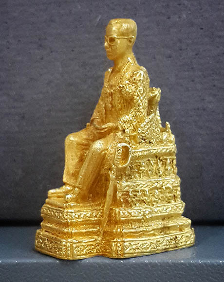 รูปหล่อในหลวงนั่งบังลังค์ เนื้อทองคำ หนัก ๒ บาทกว่า ออกวัดบวรนิเวศ ปี๒๕๔๐ สวยสุดๆ หนึ่งเดียวบนเวป