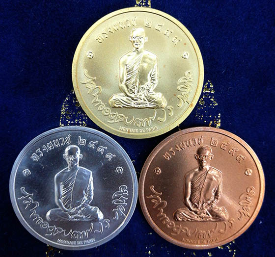 เหรียญทรงผนวช โมเน่ ปี 2551 ชุดเนื้อทองคำ น้ำหนัก 16.6 กรัม เงิน, ทองแดง สภาพสวยพร้อมกล่อง