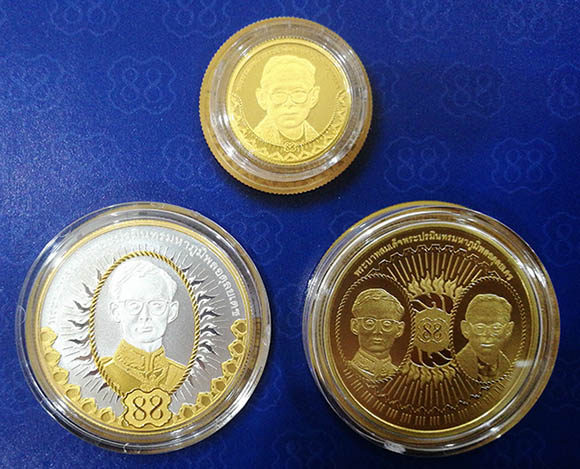 เหรียญที่ระลึก 88 พรรษา ชุดทองคำ เงิน โลหะผสม ปี 2558 พร้อมกล่องเดิมๆ สวยมากๆครับ(ราคาต่ำกว่าจอง)