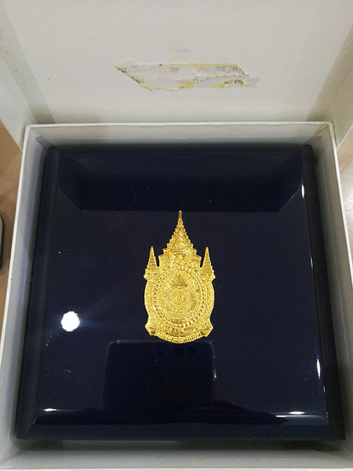 เหรียญทรงผนวช เนื้อทองแดง 8 ซ.ม. กรรมการ รุ่นบูรณะพระเจดีย์ ปี 2550 พร้อมกล่องไม้อย่างดี 2