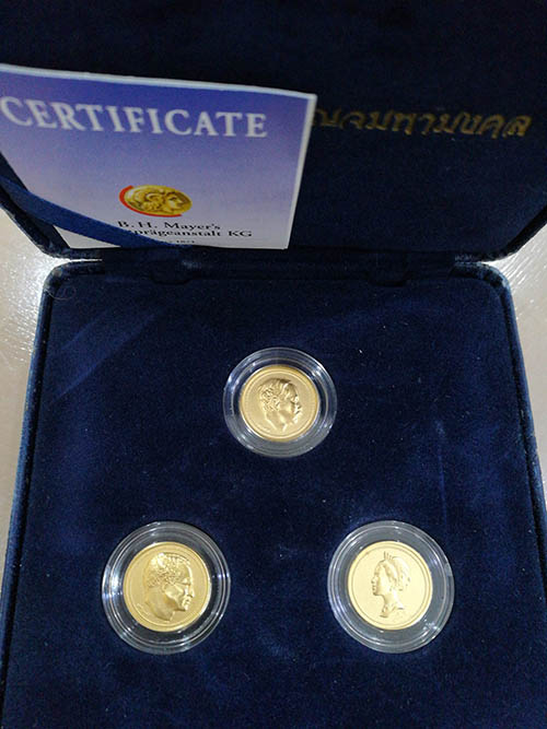 เหรียญในหลวงมหาราช ชุดเบญจมหามงคล เนื้อทองคำ หนัก 3 กรัม ชุด 3 เหรียญ สภาพสวยพร้อมกล่องเดิมๆ 2