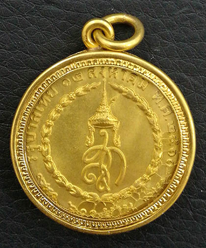 เหรียญ 3 รอบ ราชินี ปี2511 ทองคำใหญ่ สภาพสวยเดิมๆพร้อมกรอบทอง เหรียญแรกของรัชกาลปัจจุบัน ราคาถูกครับ 1