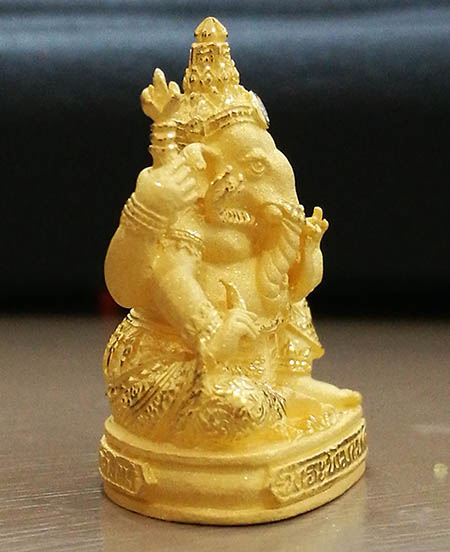 พระพิฆเนศ เทพเจ้าแห่งความสำเร็จ รุ่น ขอได้ดั่งใจหวัง ปี2550 เนื้อทองคำฝังเพชร พิมพ์ใหญ่หนัก 21 กรัม 3