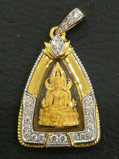 พระพุทธชินราช ภปร.ลอยองค์เนื้อทองคำ 1/4 นิ้ว ปี 2548 โครงการ เพราะแผ่นดินนี้ คือแผ่นดินเกิด รุ่นแรก