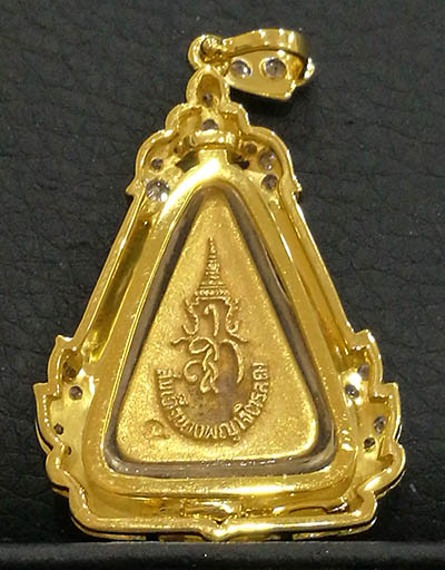 เหรียญพระสมเด็จนางพญา จิตรลดา สก. เนื้อทองคำ พิมพ์กลาง ปี2535 กรอบทองฝังเพชรแท้ พิธีใหญ่ สวยมาก 1