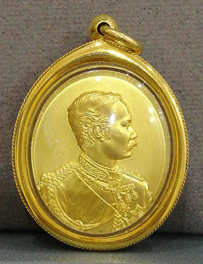 เหรียญทองคำ ร.5 วันพระราชสมภพครบ150 ปี พ.ศ.2546 พิมพ์ใหญ่ ออกโดยโรงเรียนสาธิตจุฬาฯ พิธีใหญ่วัดบวรฯ