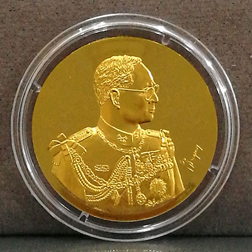 เหรียญเฉลิมพระเกียรติ รัชกาลที่ 9 หลัง ภปร. โมเน่ ปี2545 ทองคำ 2 บาท พร้อมกล่องเดิม ผลิตเพียง 499