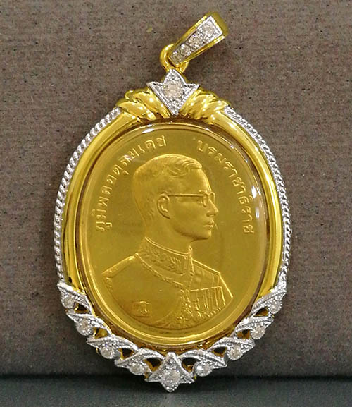เหรียญร.9 พระพุทธชินราช พิมพ์ใหญ่ เนื้อทองคำ99 ปี2539 พิธีใหญ่ กรอบทองคำฝังเพชร มือ1 สวยสุดๆ นิยมมาก