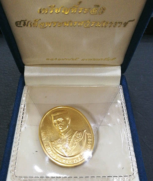 เหรียญสมเด็จพระนเรศวรมหาราช หลังหลังพระนามาภิไธย สก เนื้อทองคำ สร้างปี พ.ศ.2538 สวย แต่ไม่มีกล่อง 2