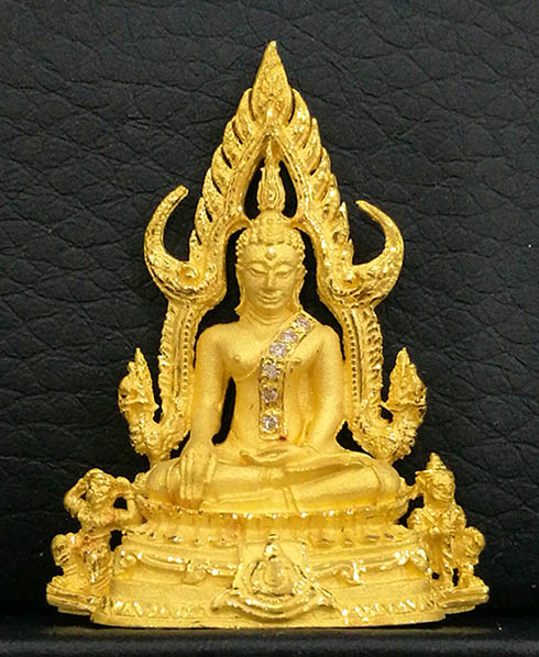 รูปหล่อพระพุทธชินราช ภ.ป.ร. 6รอบในหลวง เนื้อทองคำฝังเพชร หนัก 20 กรัม โดยมูลนิธิพิทักษ์ดวงตาประชาชน