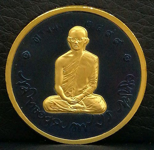 เหรียญทรงผนวชบลูโกลด์ เนื้อทองคำ รุ่นสมโภชพระเจดีย์ วัดบวรนิเวศวิหาร ปี 2551 สภาพสวยมาก