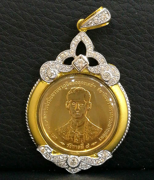 เหรียญกษาปณ์ที่ระลึกทรงครองราชย์ครบ 50 ปี พ.ศ.2539 เนื้อทองคำ พิมพ์กลาง กรอบทองคำฝังเพชรแท้