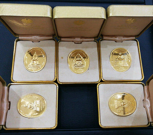 เหรียญที่ระลึกพระพุทธปัญจภาคี พิมพ์ใหญ่ เนื้อทองคำ99 ครบชุด ปี2539 พิธีใหญ่ พร้อมกล่อง สภาพสวย 7