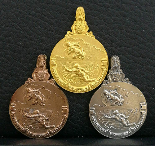 เหรียญพระมหาชนกชุดเล็ก เนื้อ ทองคำ นาค เงิน กล่องและหนังสือเดิมๆ หายาก สวยและราคาถูก 1