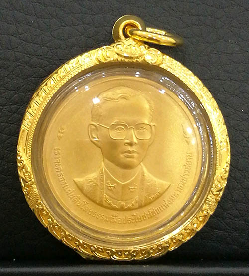 เหรียญที่ระลึกครบ 50 ปี บรมราชาภิเษก ทองคำพ่นทราย ปี2543 สภาพสวย พร้อมตลับทอง หายากมาก