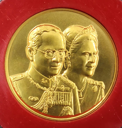 เหรียญที่ระลึก 60 ปีราชาภิเษกสมรส ปี2554 ทองคำพ่นทราย ทอง99 พร้อมกล่องไม้ สภาพสวยเดิมๆ ไม่ผ่านการใช้