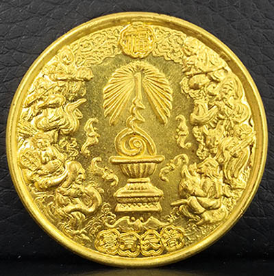 เหรียญ 8 เซียนหรือเหรียญ 55 สมาคมแซ่ หรือเหรียญที่ระลึกครองราชย์ 50 ปี เนื้อทองคำ28.5 กรัม หายาก