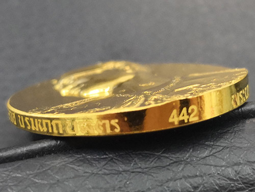 เหรียญที่ระลึกในหลวงสร้างพระมหาธาตุเจดีย์ภักดีประกาศ เนื้อทองคำ No.442 ปี 2539 สภาพสวยมาก พร้อมกล่อง 2