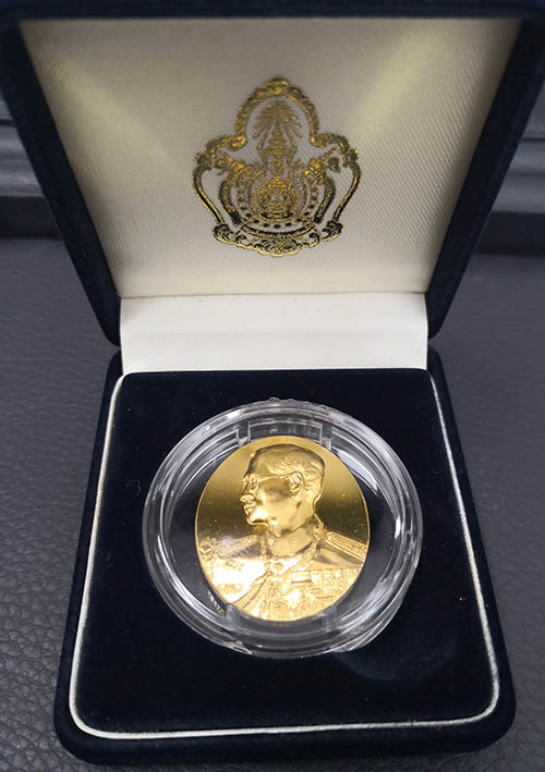 เหรียญที่ระลึกในหลวงสร้างพระมหาธาตุเจดีย์ภักดีประกาศ เนื้อทองคำ No.442 ปี 2539 สภาพสวยมาก พร้อมกล่อง 3