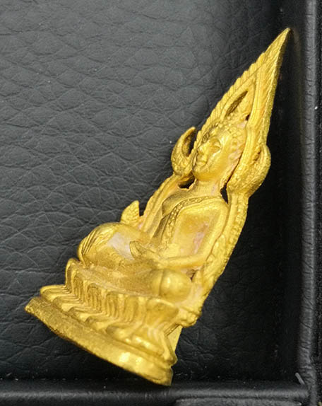 รูปหล่อพระพุทธชินราชหล่อโบราณเหวี่ยงมือ รุ่นมงคลโภคทรัพย์ ปี40 เนื้อทองคำ 23.3กรัม สภาพสวยพร้อมกล่อง 2