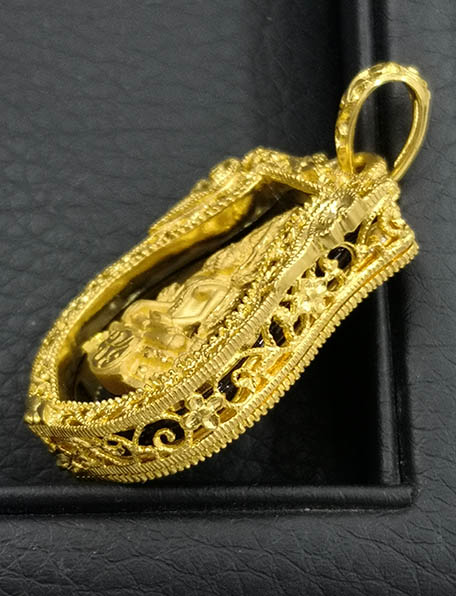 เหรียญพระพุทธชินราช ภปร ทรงเสมา เนื้อทองคำ 96.5 นน.รวม 14.8 กรัม ปี2548 พิธีใหญ่ สวยมากๆ หายากมาก 2