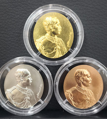 เหรียญร.5 หลังจปร โมเน่ ปารีส ปี39 ครบชุดเนื้อทองคำ 99.9 หนัก 30กรัม เงิน บรอนซ์ พิธีใหญ่ พร้อมกล่อง