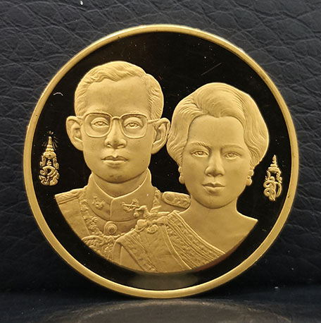 เหรียญกษาปณ์ที่ระลึกครบ 50 ปี ธนาคารแห่งประเทศไทย เนื้อทองคำขัดเงา 15 กรัม สวยมากเดิมๆ หายากครับ