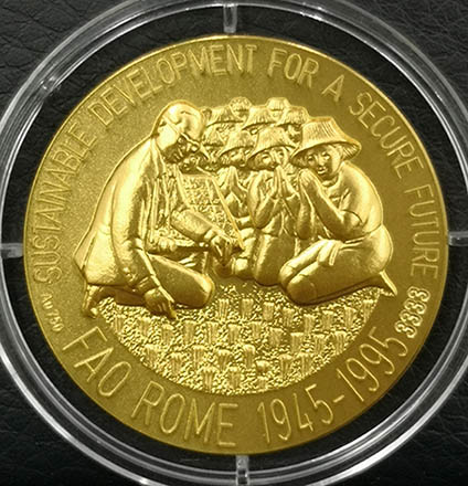 เหรียญในหลวง FAO อะกริคอลา อิตาลี เนื้อทองคำ 750 หนัก 12กรัม หมายเลข 3333 ปี2538 สภาพสวย ไม่มีกล่อง 1