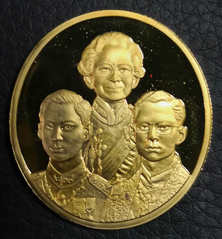 เหรียญที่ระลึกสมเด็จย่า ร.8 และร.9 รุ่นเฉลิมพระเกียรติ 2542 ครบชุด พิธีวัดพระแก้ว สภาพสวยพร้อมกล่อง 2