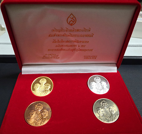 เหรียญที่ระลึกสมเด็จย่า ร.8 และร.9 รุ่นเฉลิมพระเกียรติ 2542 ครบชุด พิธีวัดพระแก้ว สภาพสวยพร้อมกล่อง 4