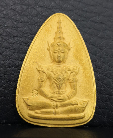 เหรียญพระแก้วมรกต ญสส. พิมพ์ใหญ่ รุ่นมรดกไทย มรดกโลก ปี36 เนื้อทองคำ หนัก 17.4กรัม สภาพสวยพร้อมกล่อง