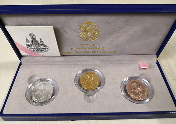 เหรียญร.5 หลังจปร โมเน่ ปารีส ปี39 ครบชุดเนื้อทองคำ 99.9 หนัก 30กรัม เงิน บรอนซ์ พิธีใหญ่ พร้อมกล่อง 5